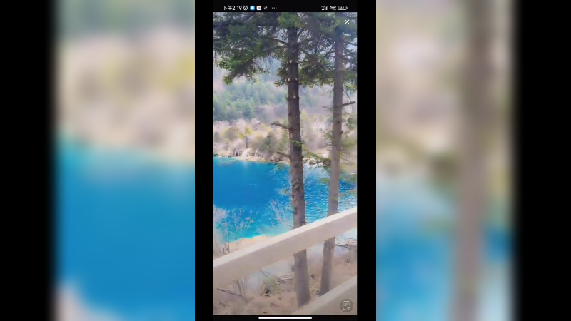 四川九寨沟的湖碧蓝色