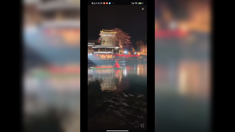 凤凰古城晚上美女在表演啊