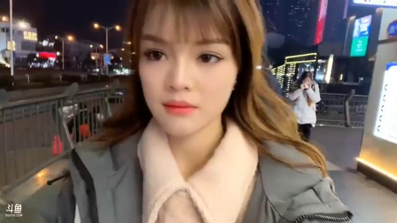 彪哥给美女买奶茶，搞笑