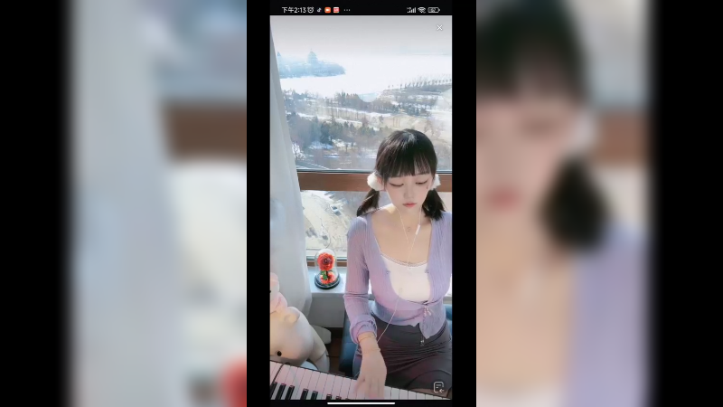 美女小姐姐在家弹琴，好可爱啊，发型好看