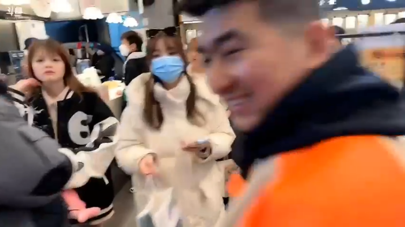 彪哥和美女去买奶茶，奶茶要等很久啊