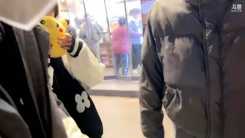 博哥让美女和彪哥单独聊天，美女笑了