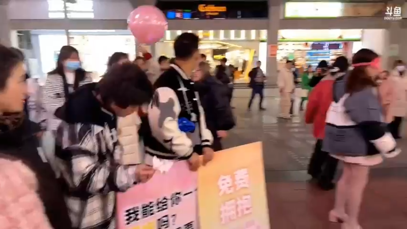 博哥组织拥抱陌生人活动，结果保安来赶了