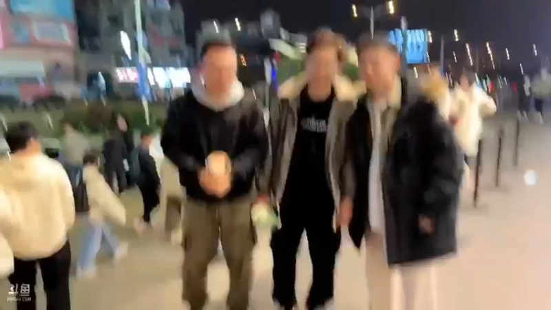 博哥和男水友合影，大家说演员