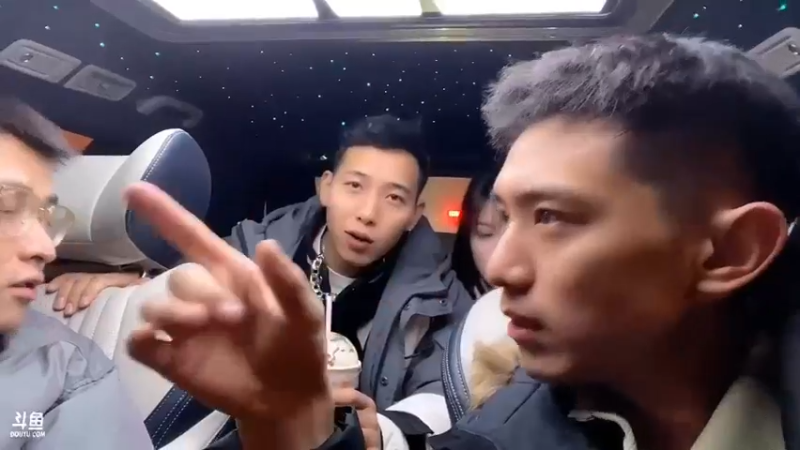 彪哥对美女很细心啊