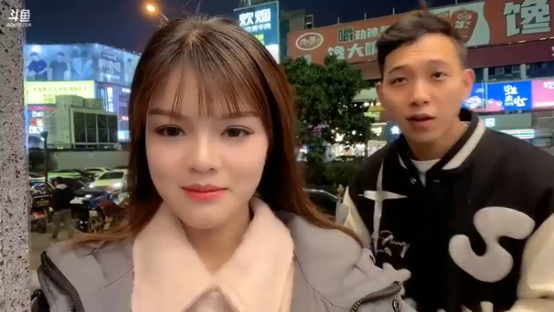 美女看弹幕好搞笑，感觉直播有意思