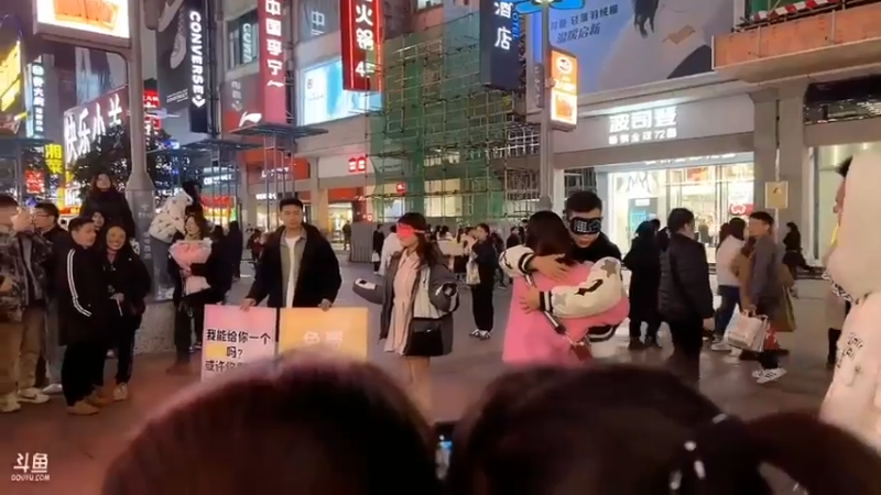 博哥组织在长沙拥抱陌生人，很多人抱小姐姐