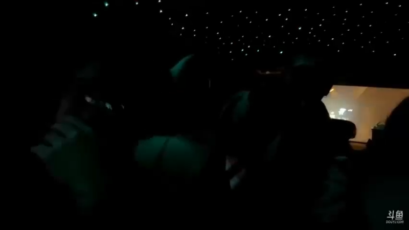 博哥和美女等人在车上聊天很开心，准备搞一个活动，向往的生活