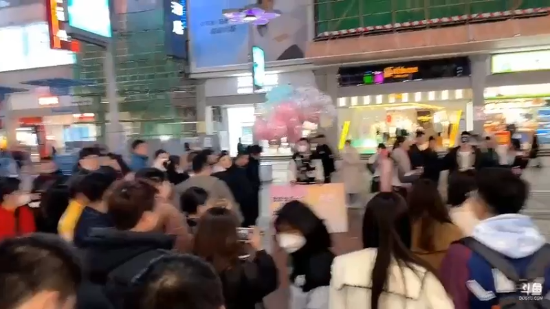 博哥带着朋友在长沙搞活动，拥抱陌生人