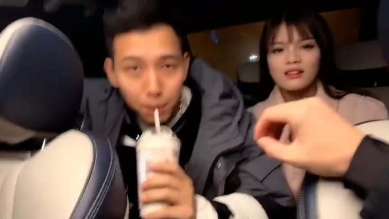 博哥和美女在车上聊天，四个人聊的来啊