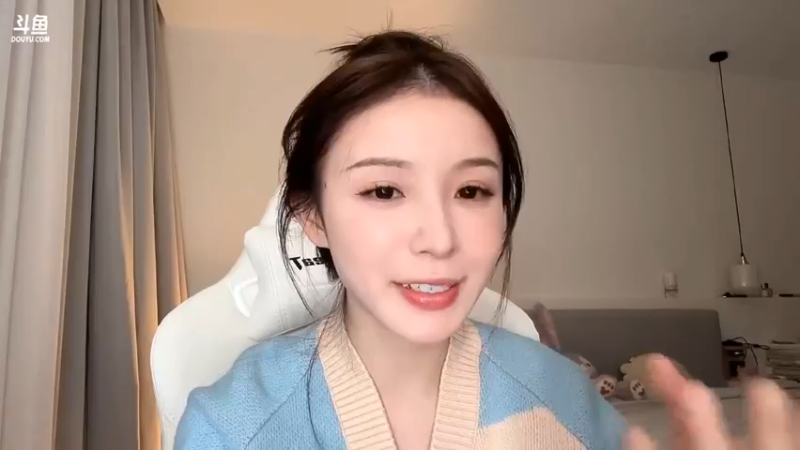 美女二珂聊美颜工具，技术发达啊