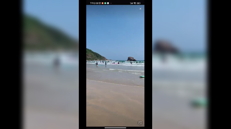 三亚的海边游客还是很多的