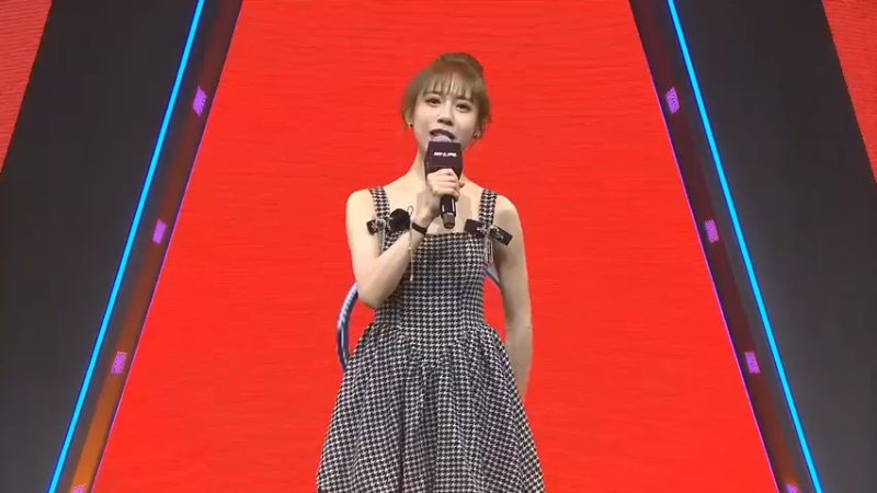 2023LPL春季赛 粉丝上台和WE选手合影，美女粉丝不错啊