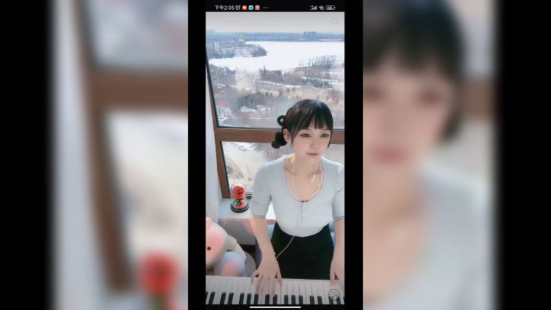 小姐姐在家弹琴，好可爱啊