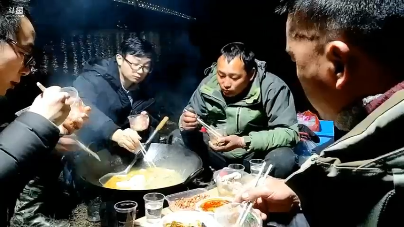 今晚吃饭很早啊，肖哥和几个兄弟吃的快乐