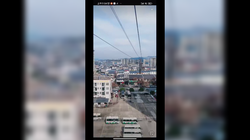 在张家界市区坐缆车去天门山