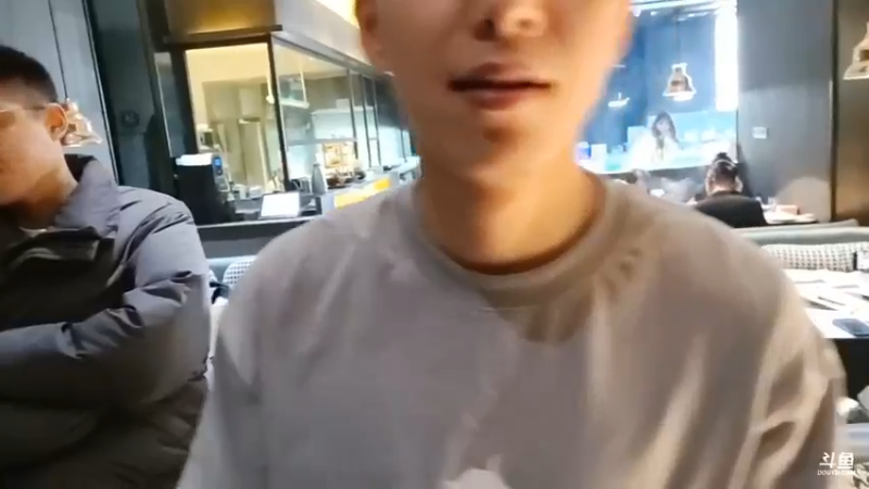 博哥和彪哥在饭店开始切磋力量，博哥还是懂啊