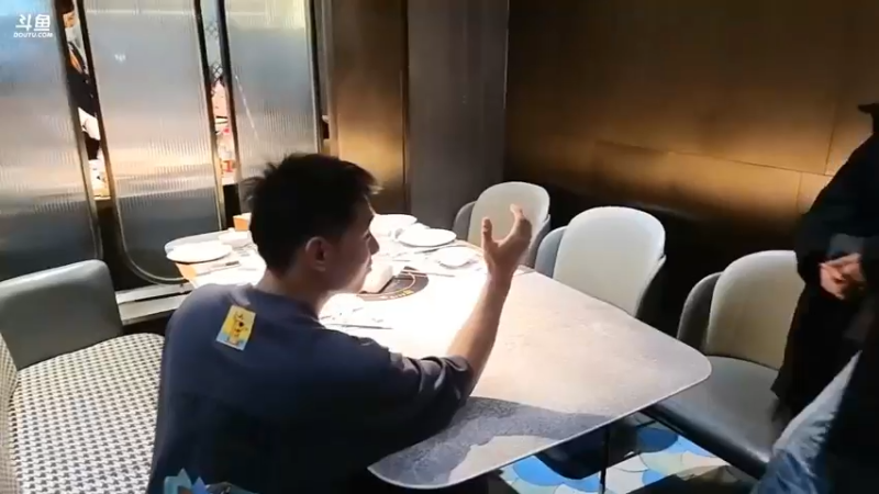 博哥突然当了服务员，他说一斤是五两