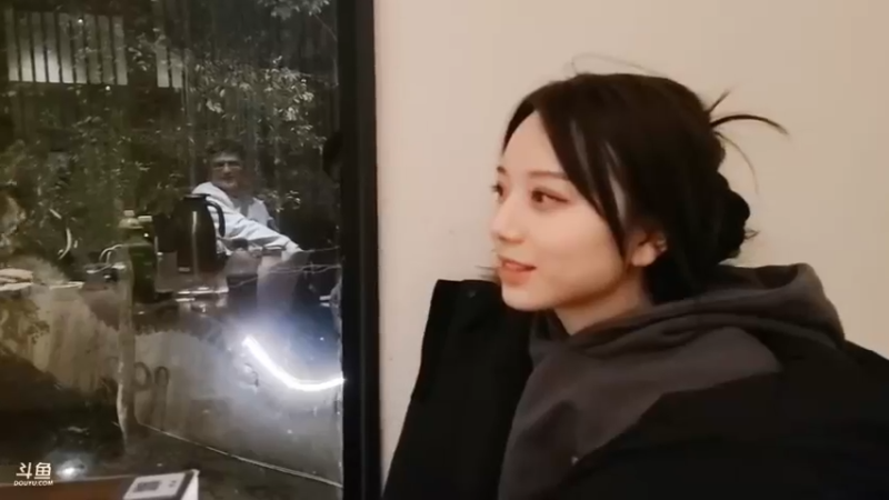 博哥被女朋友亲了，彪哥看尴尬了啊