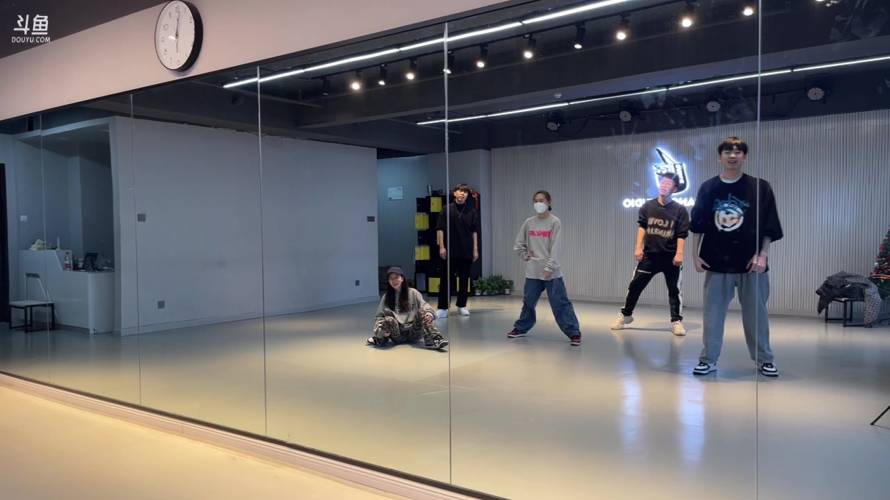 【2023-02-24 17点场】秀才冷男：晚点来，户外哦~双倍已开，爱你们！