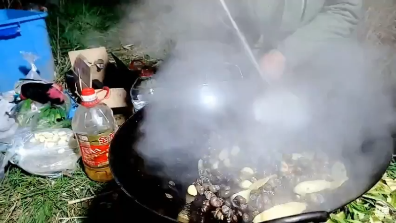 今晚肖哥吃螺丝，顶级河鲜美滋滋，快乐啊