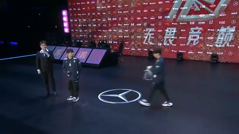 2023LPL春季赛LNG获胜，送礼物给女粉丝