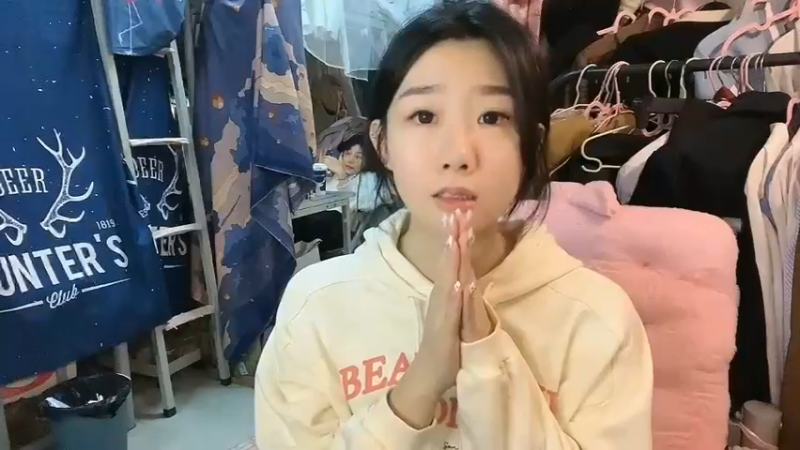 百百在大学宿舍直播，好可爱