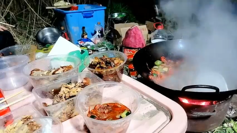 肖哥准备去上海玩两天，今晚吃螺丝小龙虾美滋滋