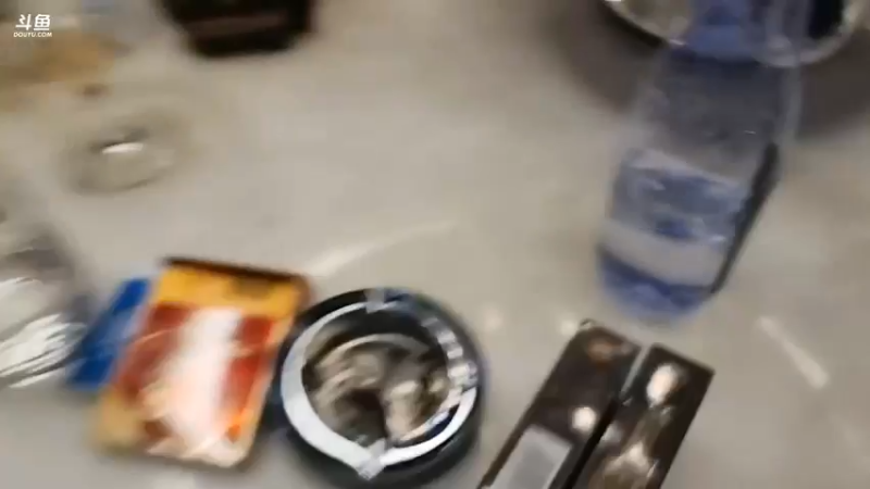 博哥和郎哥等人玩骰子游戏