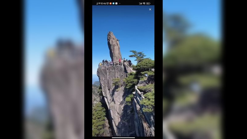 在黄山旅游很多人会去飞来石合影