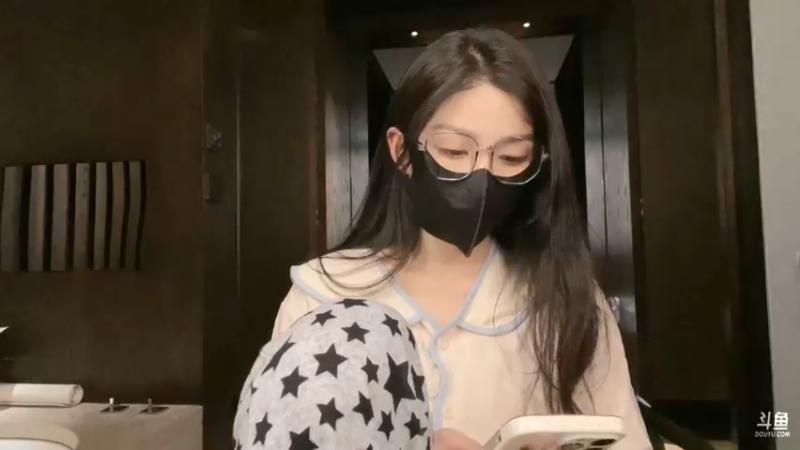 【2023-02-26 20点场】若若跑的贼快：小若去武汉咯！工作出差~