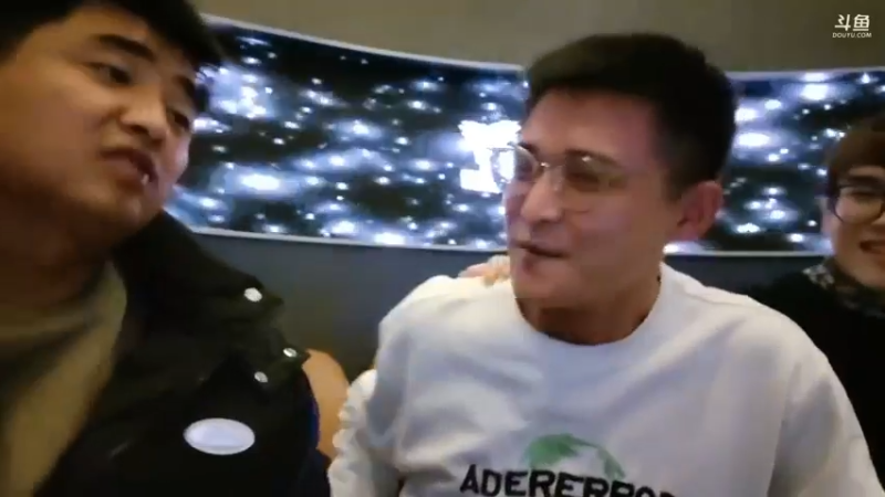 博哥和兄弟们在KTV聊天，博哥和彪哥唱好兄弟