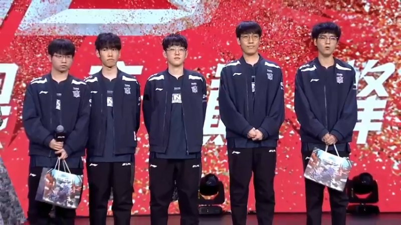 2023LPL春季赛LNG获胜，女粉丝上台比心合影啊
