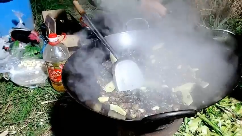 肖哥直播做完饭，大家都在送礼物，快乐啊