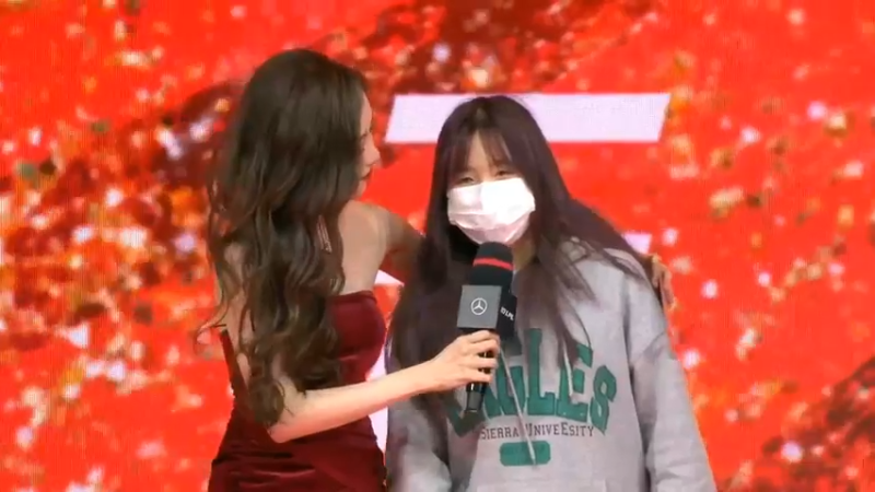 2023LPL春季赛OMG选手上台送粉丝礼物