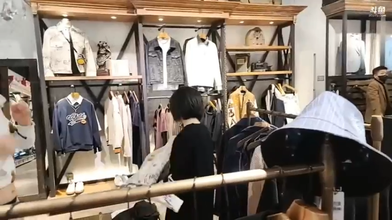 博哥带彪哥买了衣服，彪哥很开心啊