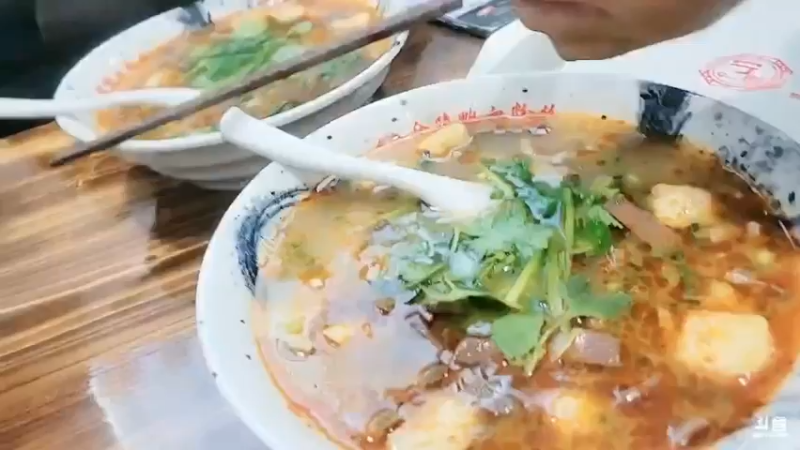 肖哥和兄弟们去饭店吃饭，肖哥吃鸭血粉