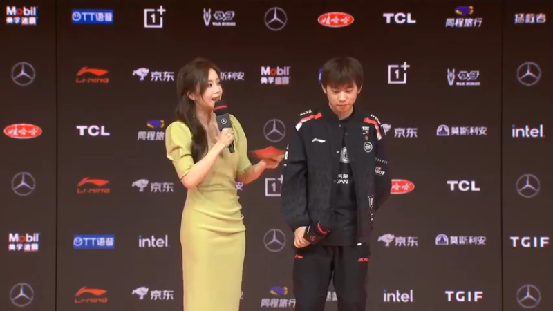 2023LPL春季赛 EDG获胜，粉丝上台发言合影