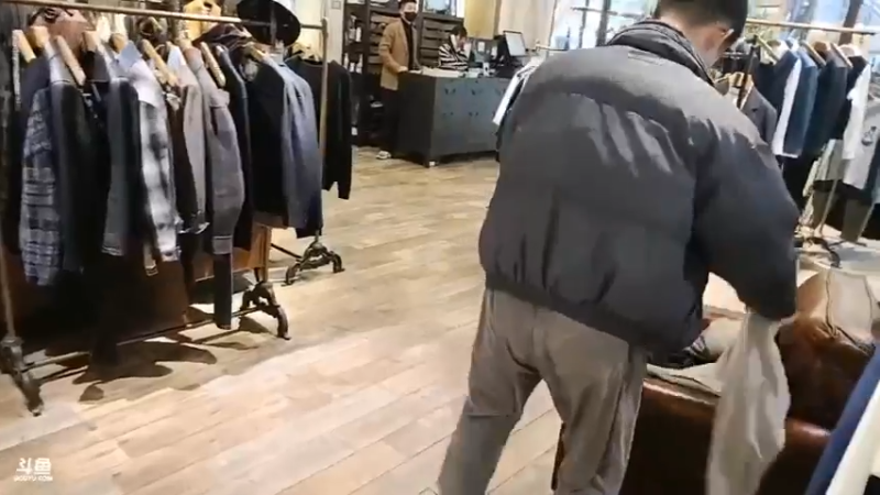 博哥带兄弟们去买衣服，博哥说衣服可以，人不行