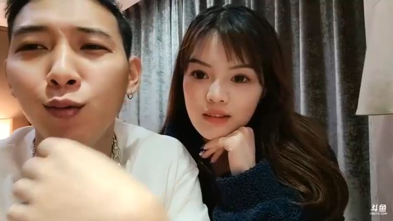 彪哥和美女在房间里直播真有意思