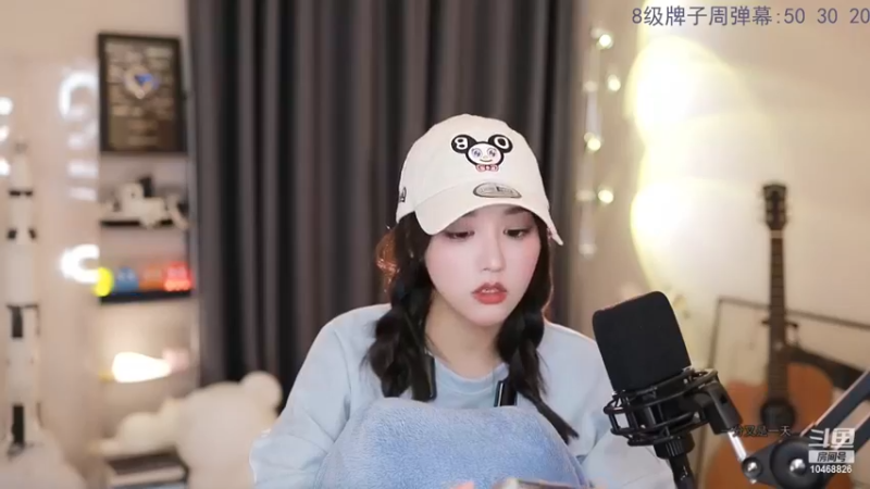 美女软软戴的帽子好看啊