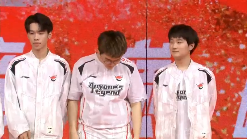 2023LPL春季赛RNG 1:2 AL，女粉丝上台合影