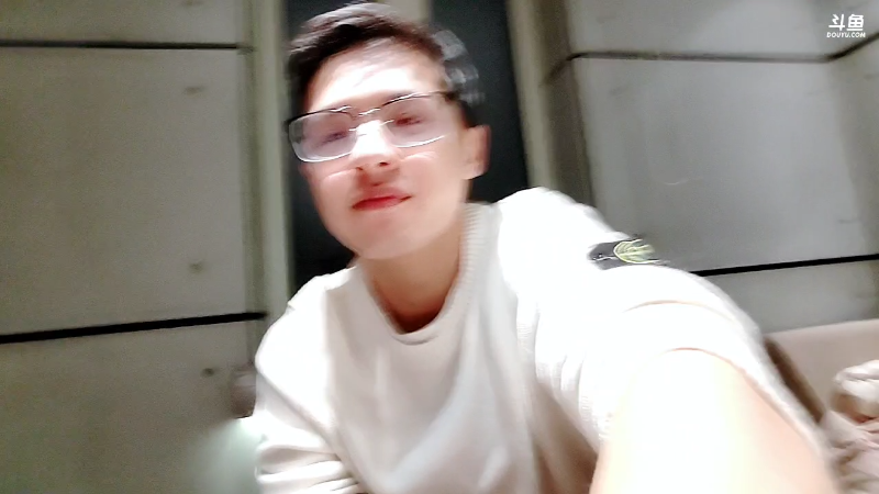 我在斗鱼看主播小黑亮亮直播户外