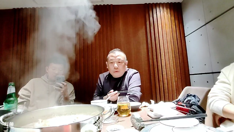 我在斗鱼看主播小黑亮亮直播户外
