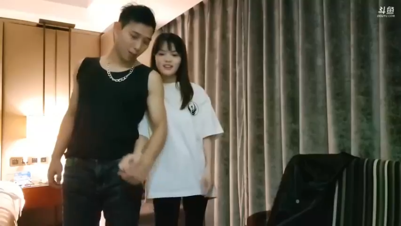 彪哥第一次和美女一起直播，美女穿他衣服