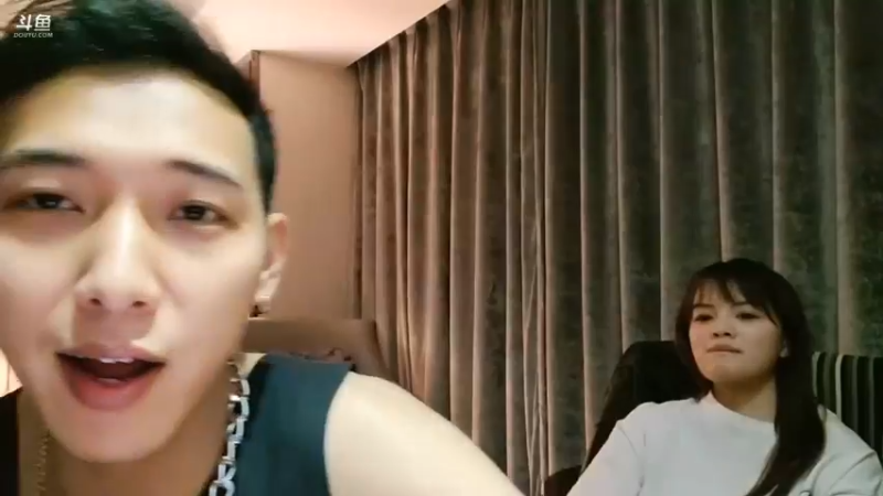 彪哥和美女小姐姐一起直播还是有点节目效果的