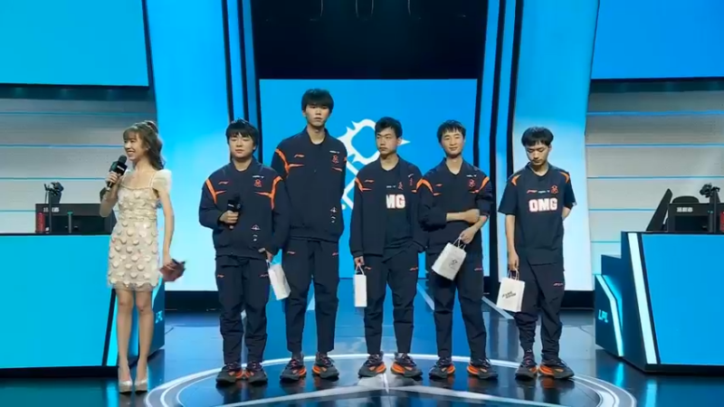 2023LPL春季赛 OMG上台和粉丝合影