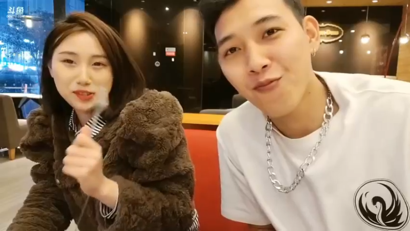 彪哥和美女吃饭，结果发现手机没电了