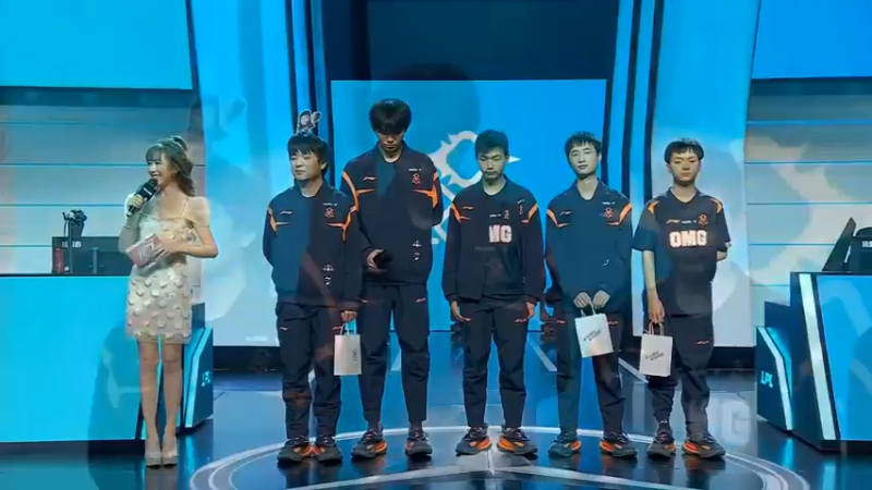 2023LPL春季赛女粉丝送OMG的山鸡哥一个头饰