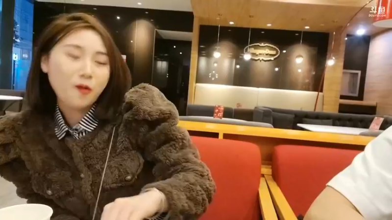 彪哥帮美女擦鞋，美女不好意思也帮他擦鞋